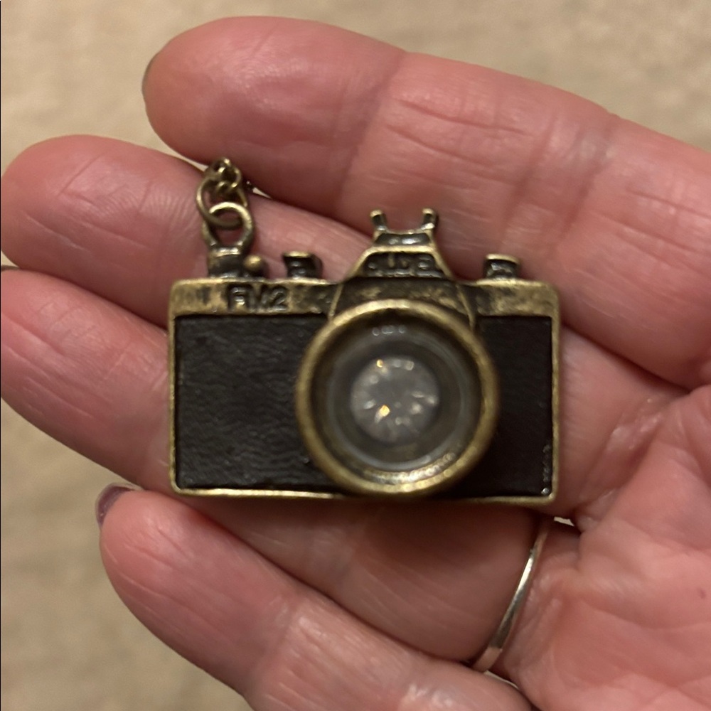 Camera Pendant Necklace with antique look - Picture 6 of 7
